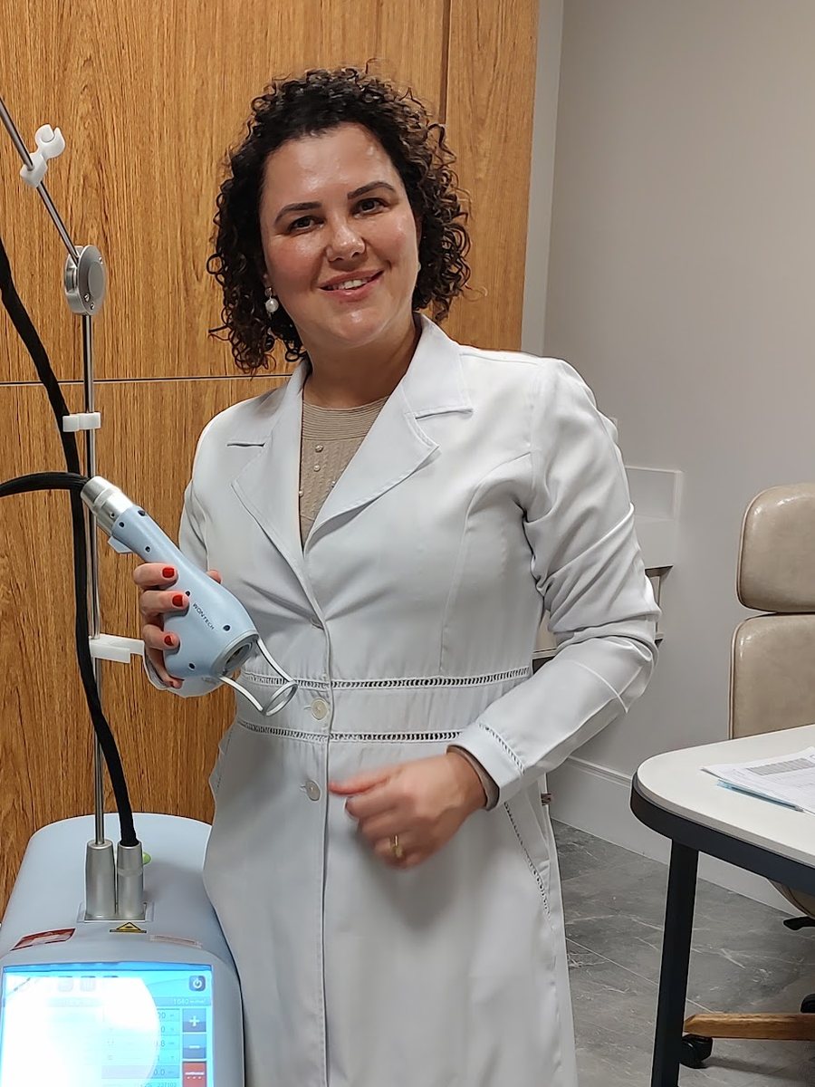Giovanna Cifuente no consultório da Avivah, ao lado do laser