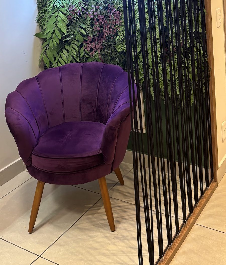 Recepção da Avivah: poltrona de veludo roxo e jardim vertical